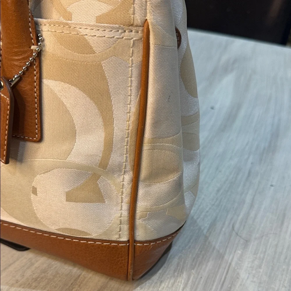 Coach elegant shoulder